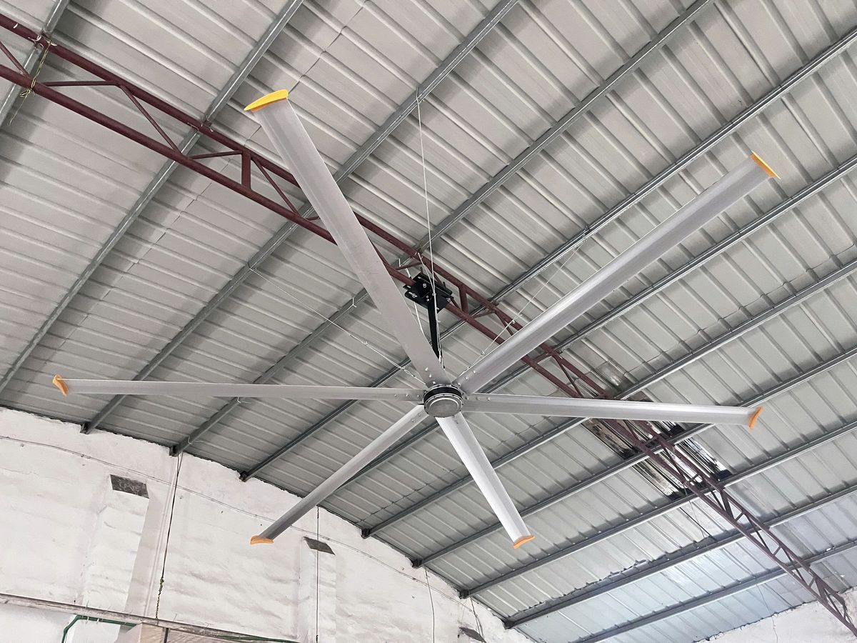 Quạt trần công nghiệp HVLS MEILILE lắp đặt hoàn thiện vào vì kèo thép nhà xưởng mái tôn, kèm cáp an toàn dự phòng neo về kết cấu mái
