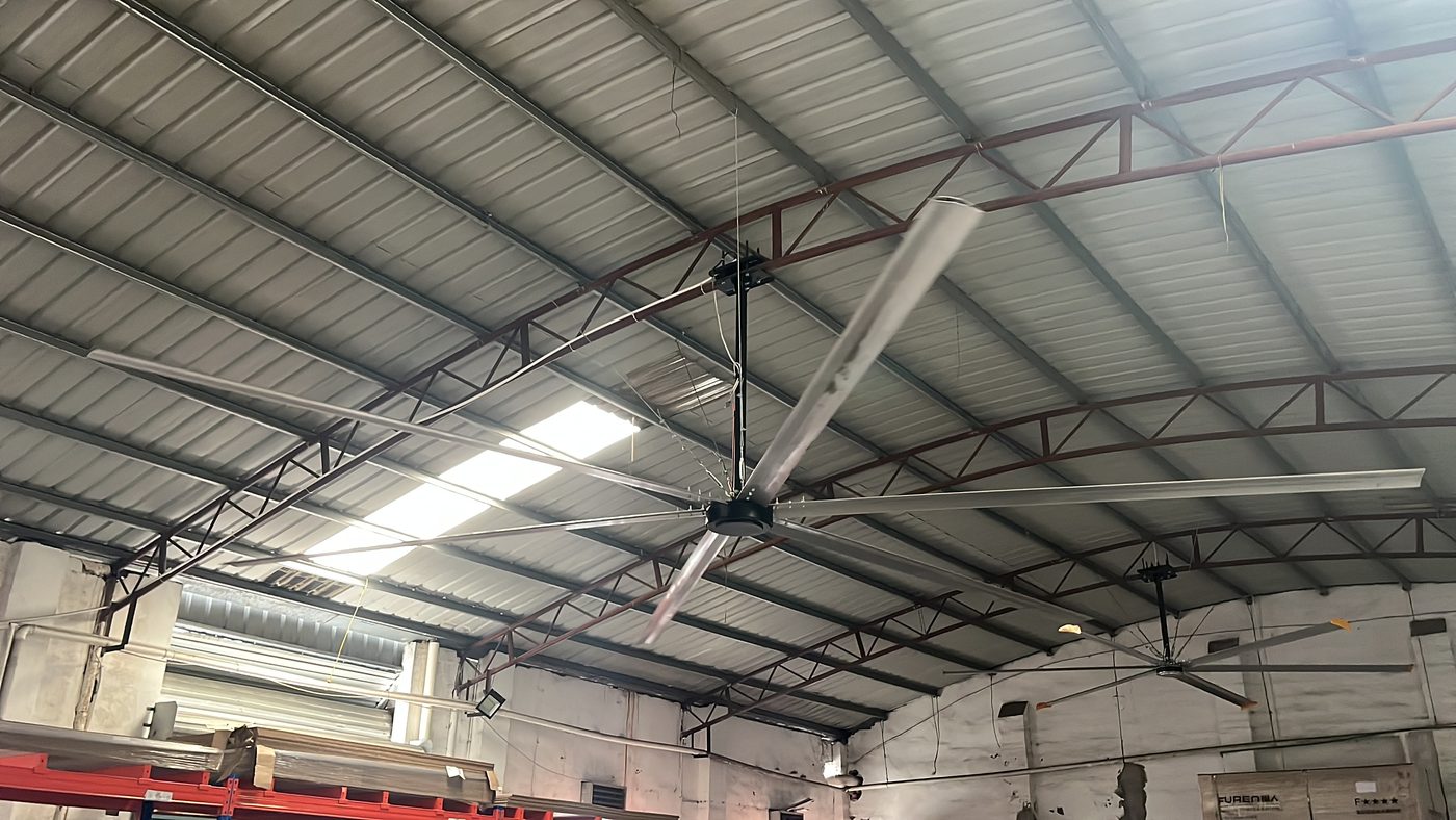 Nhà xưởng 2.000 m² lắp quạt trần công nghiệp HVLS thay cho điều hòa