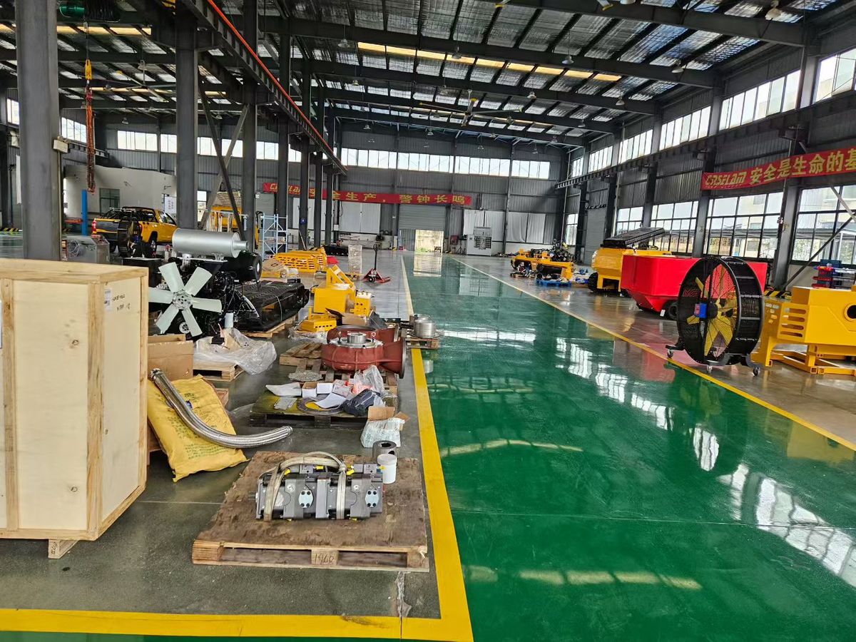Khu vực xưởng MEILILE với linh kiện motor, cánh quạt và quạt công nghiệp thành phẩm