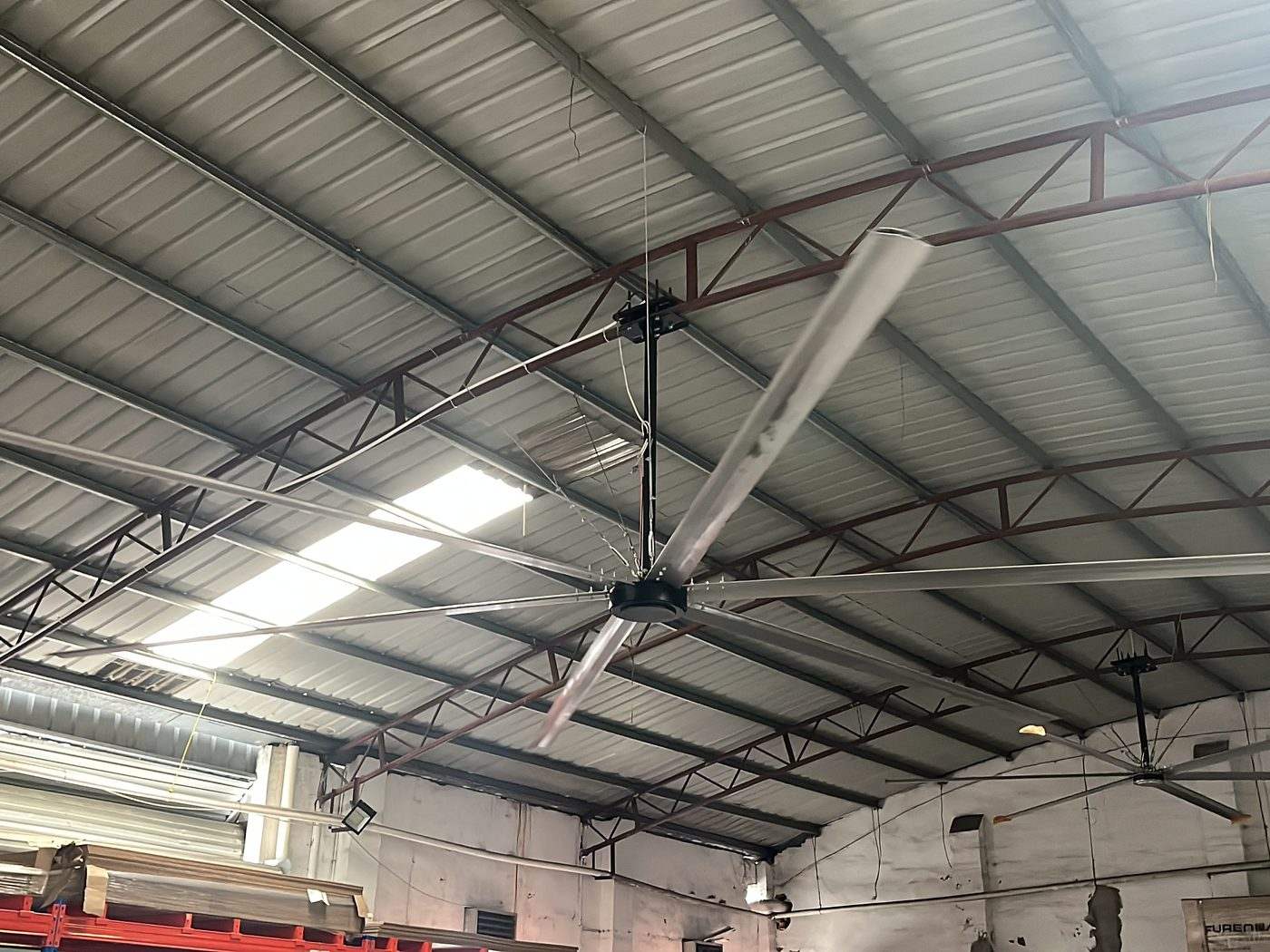 Quạt trần HVLS MEILILE 6 cánh đang chạy dưới mái tôn khung thép nhà xưởng