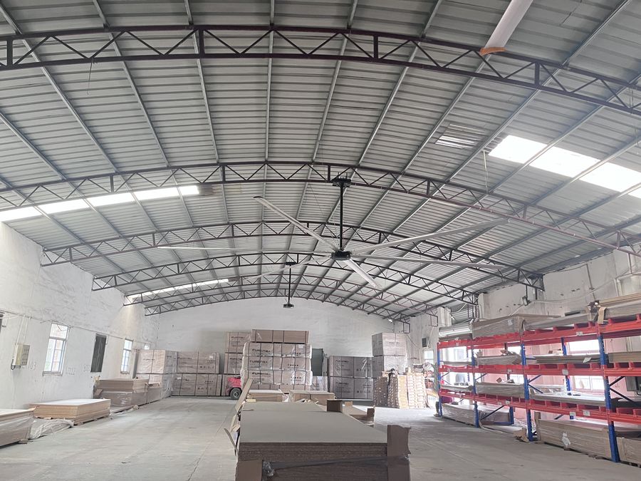 Quạt trần HVLS MEILILE trong kho hàng có kệ chứa và pallet