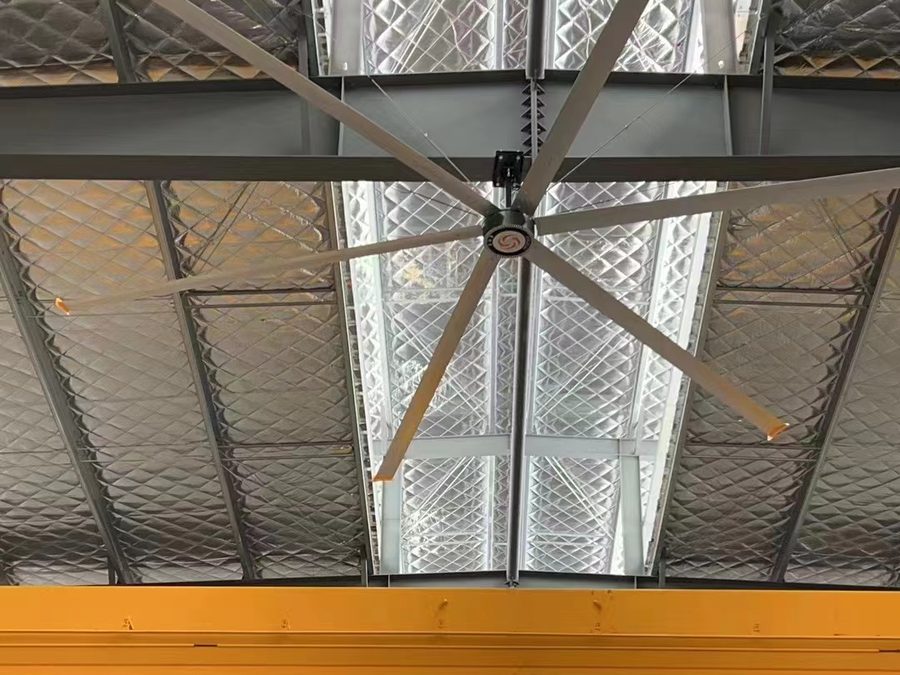 Quạt trần HVLS MEILILE 6 cánh trong nhà máy khung thép có cầu trục