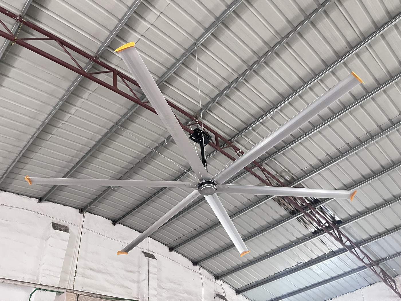 Quạt trần công nghiệp HVLS MEILILE 6 cánh lắp thực tế dưới mái nhà xưởng khẩu độ lớn, nhìn từ dưới lên