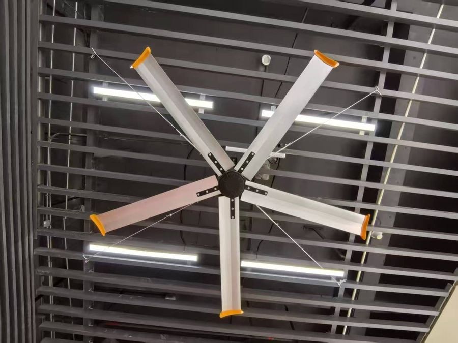 Quạt trần HVLS DF-73 lắp trong xưởng may rộng, nhìn từ dưới lên
