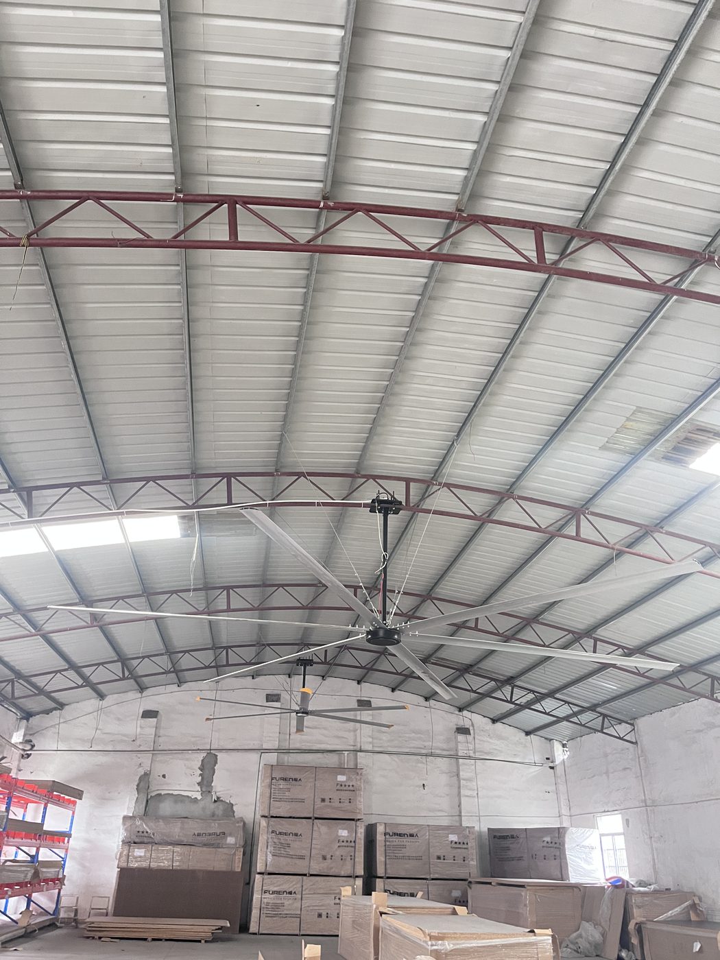 Quạt trần HVLS lắp hoàn thiện trong nhà kho