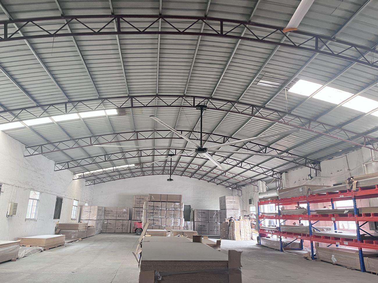 Quạt trần HVLS đường kính lớn lắp trong nhà kho khung thép rộng
